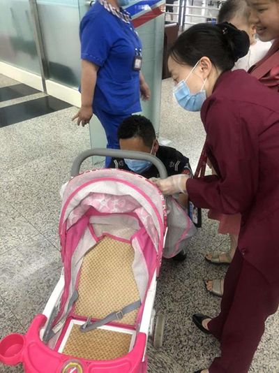 圖片1.png“真情服務”是讓旅客更加安心、放心、舒心的出行。行查室作為部門進港服務的最后一個環(huán)節(jié)，在日常工作中也很注重服務細節(jié)。6月10日，行查室工作人員幫助旅客打開嬰兒車，為她排憂解難。.png