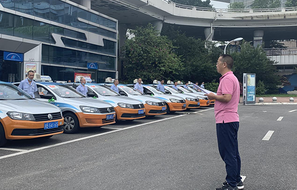 1594199364118135.png 空港出租開(kāi)展愛(ài)心送考活動(dòng).png