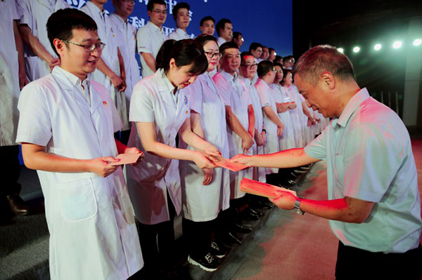 1597891656385435.png 綿陽機(jī)場為援鄂醫(yī)護(hù)人員捐贈(zèng)戰(zhàn)疫英雄卡 踐行國企擔(dān)當(dāng)2.png