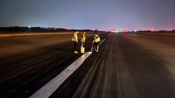 深夜，航班結(jié)束后，工作人員對跑道中心線進(jìn)行復(fù)新_副本.jpg