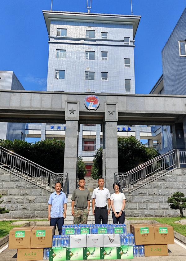 八一送清涼 軍民情誼濃